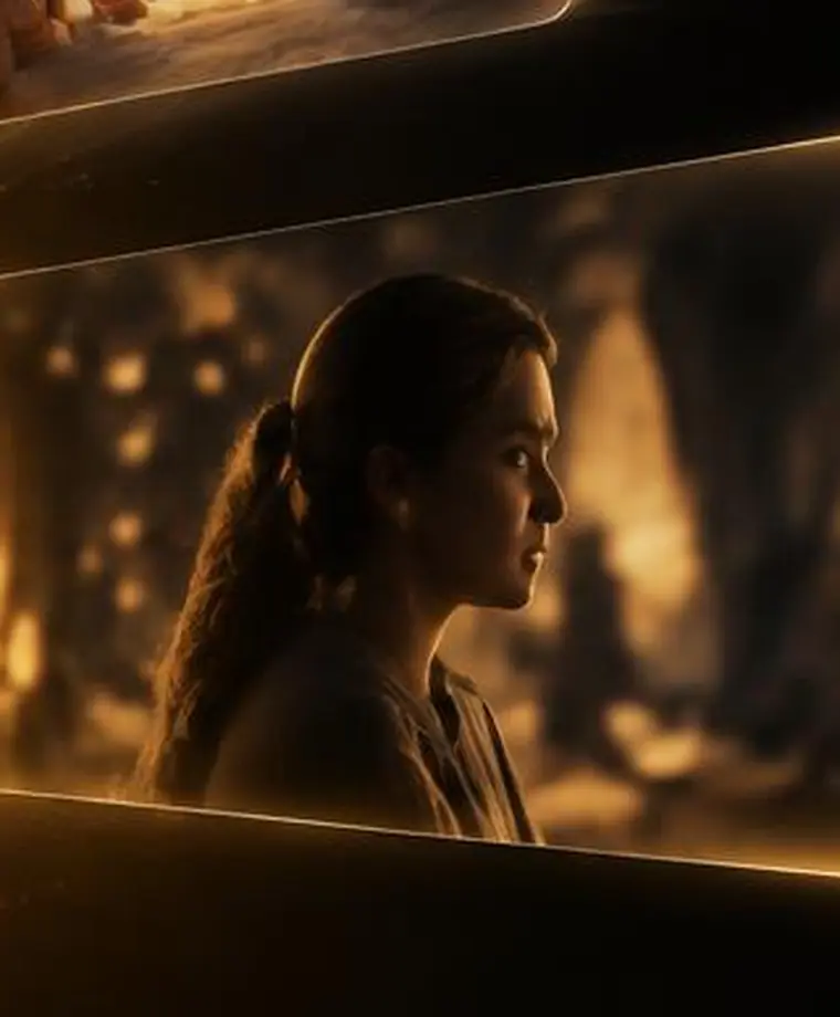 Mulher em perfil em cena dramática com luz dourada